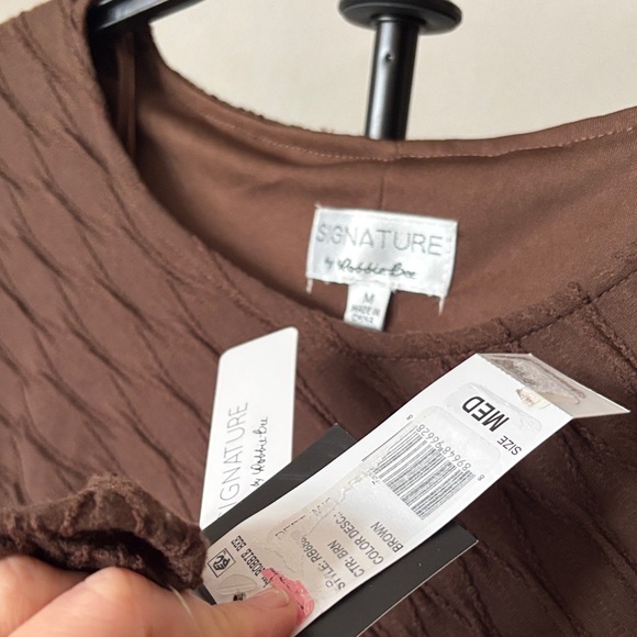 Signature by Robbie Bee Brown Textured Ruched Midi Dress - Size M - Picture 3 of 4